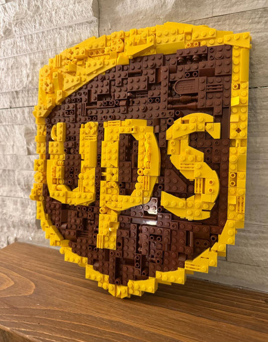 logo en lego personnalisé sur un bureau corporate